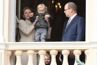 Княгиня Шарлен и князь Альберт с сыном Жаком Оноре Ренье и дочерью Габриэллой Терезой Марией.