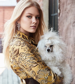 Ульяна Добровская в пальто Prada и серьгах Chanel Fine Jewelry в фотосессии Tatler.