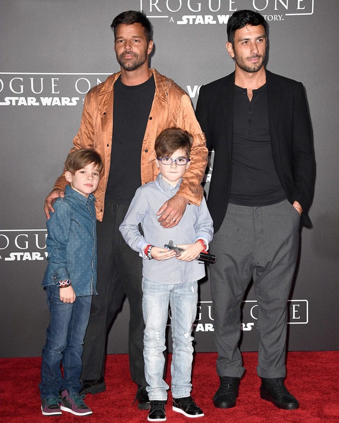 Фото Рики Мартина с сыновьями и бойфрендом Джваном Юзефом на премьере фильма «Изгойодин» | Tatler