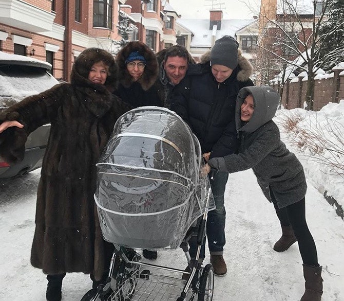 Семейство СобчакВиторган на прогулке с малышом