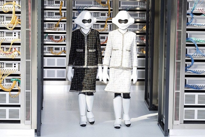 Две модели переодетые в роботов открыли показ Chanel весналето 2017