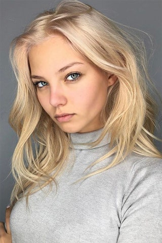Блондинка Алеся Кафельникова.