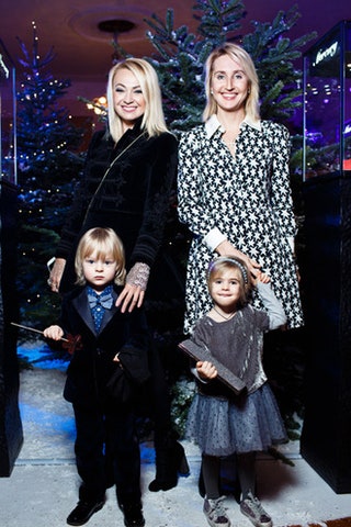 Яна Рудковская с сыном Александром и Оксана Бондаренко с дочерью Мией.
