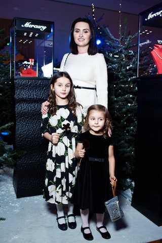 Елена Пинская с дочерьми Марией и Василисой.
