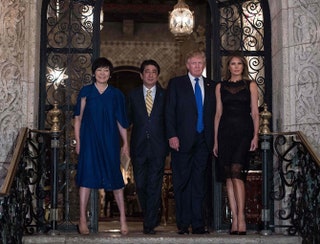 Премьерминистр Японии Синдзо Абэ с женой Акиэ президент США Дональд Трамп с первой леди Меланьей.