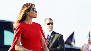 Фото Меланьи Трамп в красном миниплатье Givenchy в аэропорту ПалмБич | Tatler