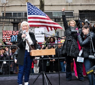 Хелен Миррен и Синтия Никсон на акции протеста в НьюЙорке.