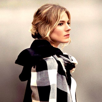 Сиенна Миллер и Лили Джеймс в рождественском ролике Burberry