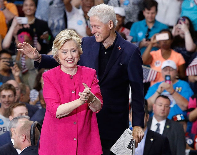 2016 год кандидат в президенты США Хиллари Клинтон и ее супруг Билл на выступлении в McGonigle Hall
