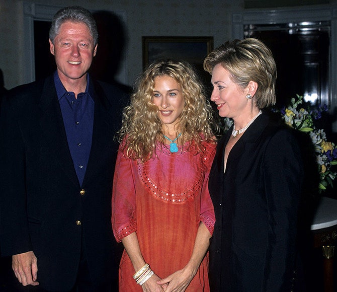 1999 год Хиллари Клинтон с супругом Биллом и актрисой Сарой Джессикой Пракер