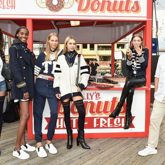 Тейлор Свифт и Джиджи Хадид на показе Tommy Hilfiger
