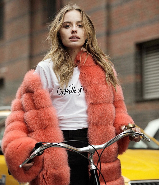 В шубе «Меха Екатерина» футболке Walk of Shame и брюках Loewe