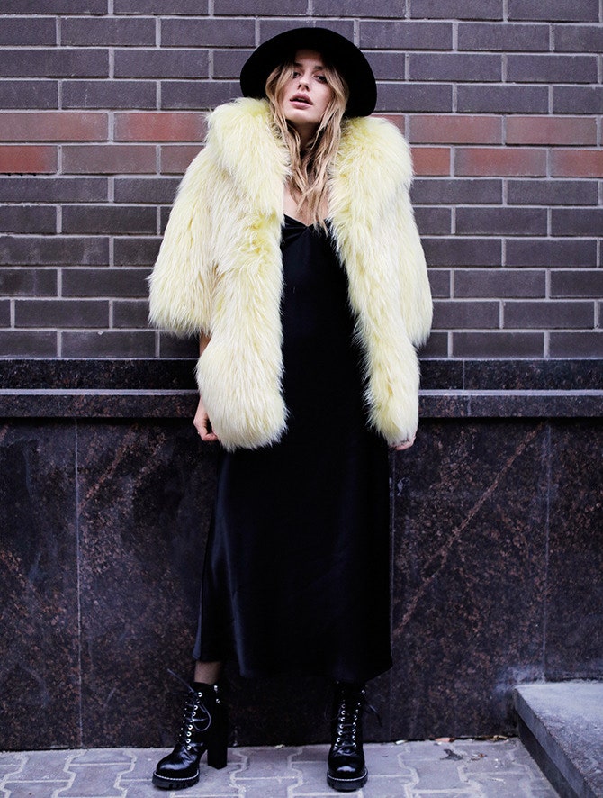 В шубе Helen Yarmak сапогах Louis Vuitton и шляпе Hermes