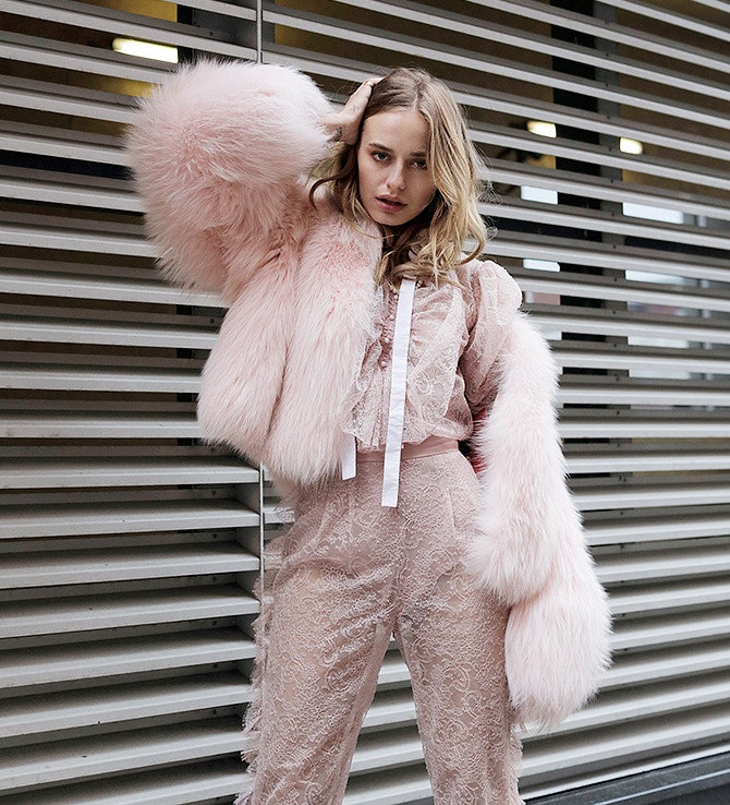 В шубе «Меха Екатерина» костюме Rodarte и колье Miu Miu