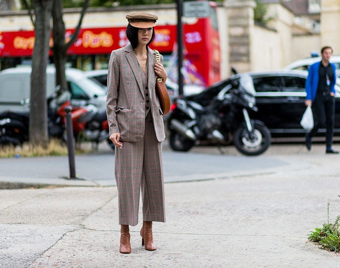 Модные тренды на стристайл фото Недель моды широкие пояса и корсеты брюки со штрипками | Tatler