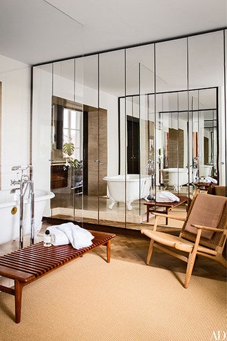 В главной ванной комнате модернистская мебель Ханса Вегнера соседствует с викторианской ванной «на лапах»
