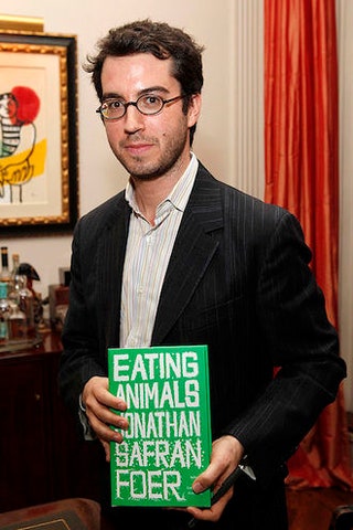 Джонатан Сафран Фоер со своей книгой «Мясо. Поедание животных».