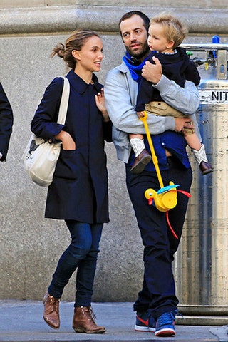 Натали Портман с мужем Бенжаменом Мильпье и сыном Алефом.