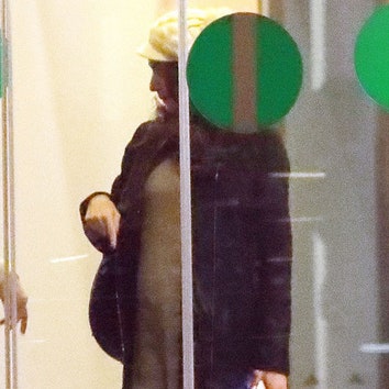 Амаль Клуни беременна: первые фото будущей мамы с округлившимся животом