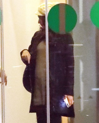 Беременная Амаль Клуни в аэропорту Барселоны.