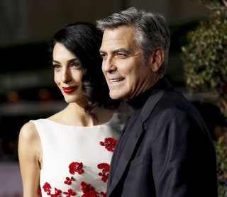Амаль и Джордж Клуни на премьере фильма «Да здравствует Цезарь» в Голливуде .