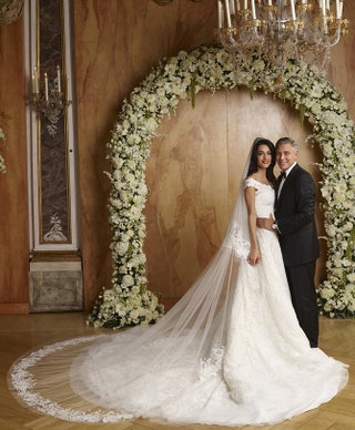 Амаль и Джордж Клуни в день свадьбы .