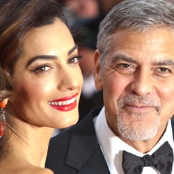 Амаль Клуни беременна: первые фото будущей мамы с округлившимся животом