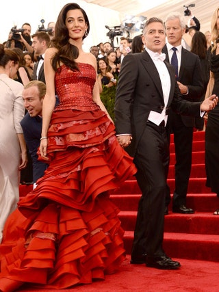 Амаль и Джордж Клуни на Балу Института костюма .
