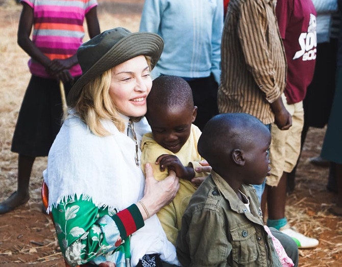 Мадонна с девочкамиблизнецами Эстер и Стеллой во время визита в Малави полгода назад