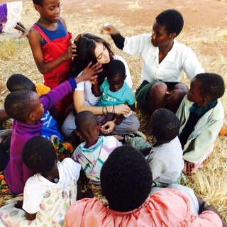 Лурдес с малавийскими детьми.