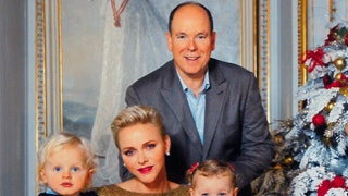 Рождественские семейные фото княжеской семьи Монако Князь Альберт и княгиня Шарлен с детьми | Tatler