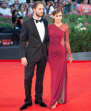 Алекс Смерфит и Виктория Боня на премьере фильма «99 домов» в рамках Венецианского фестиваля .