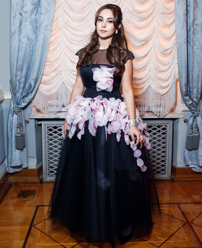 Алия Улуханли в платье Giambattista Valli