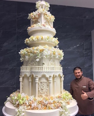 Свадебный торт — дело рук кондитера Рената Агзамова.