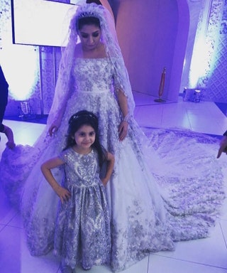 Невеста с маленькой гостьей Алимой.