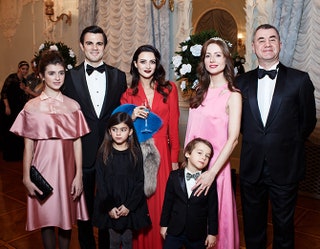 Альберт Сагирян с женой Мариной и дочерьми Кариной и Аней Александра Скамницкая с супругом Романом Песчанским и сыном Мишей.