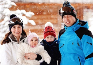 Каникулы во французских Альпах герцогиня Кэтрин с принцессой Шарлоттой на руках принц Джордж и принц Уильям.