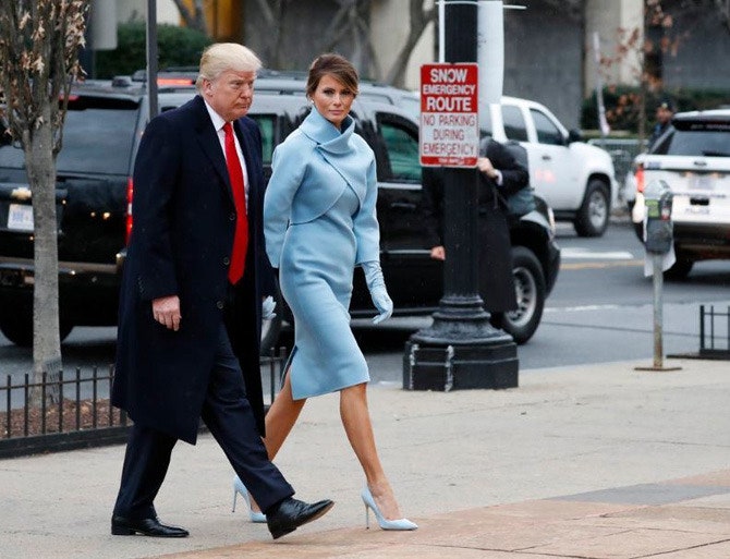 Инаугурацинный наряд Меланьи Трамп костюм Ralph Lauren цвета «сахарная бумага» | Tatler