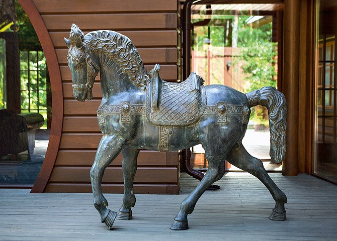 Лошадь Ника купила вместе с Ульяной Цейтлиной в состоянии обоюдного помутнения в деревне антикваров в Провансе