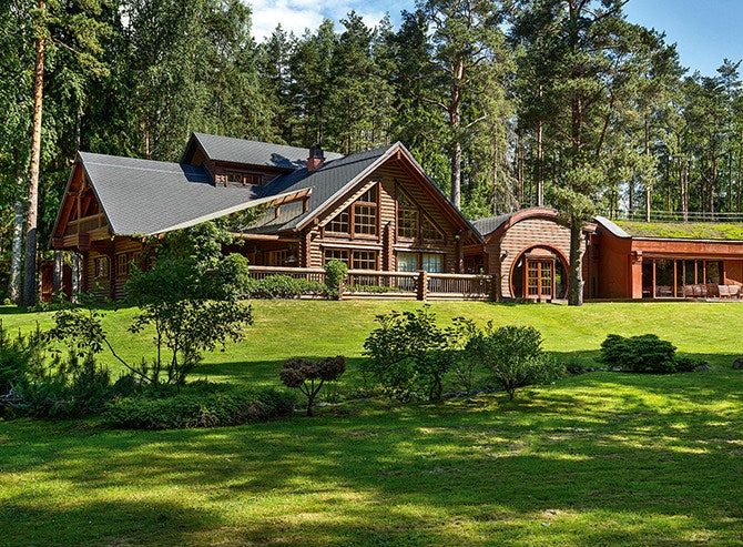 Дом сначала был создан по проекту финской «Хонки» но потом по мере роста семьи достраивался