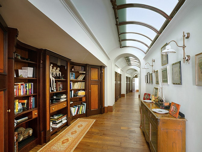 В коридоре со сводчатым потолком расположена обширная семейная библиотека
