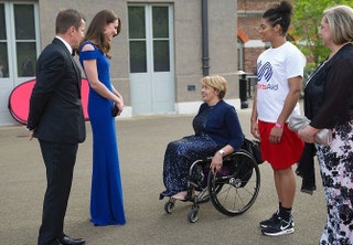 Герцогиня Кэтрин приветствует баронессу и по совместительству марафонцаколясочника Танни Томпсо.