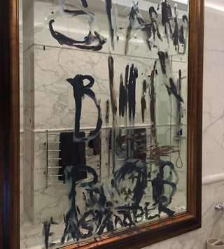 Надпись на зеркале которую Джонни Депп сделал обмакнув в краску кусочек собственного пальца.