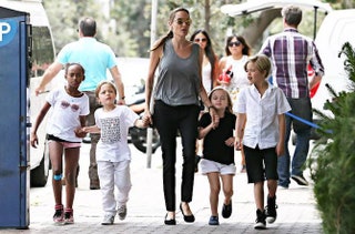 Анджелина Джоли на шопинге в Сиднее с детьми Шайло Ноксом Вивьен и Захарой.