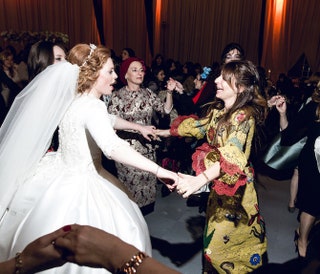 Стелла Аминова танцует с невестой.