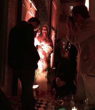 На вечеринку после торжественной части Дианна Агрон прибыла в платье Gucci.