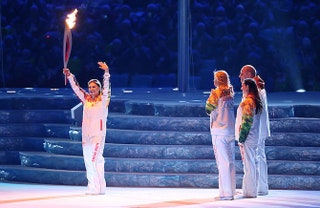 Алина Кабаева с олимпийским огнем на открытии Олимпиады в Сочи.