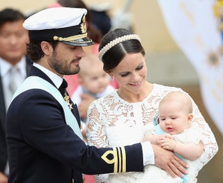 Принц Филипп и принцесса София с ребенком.