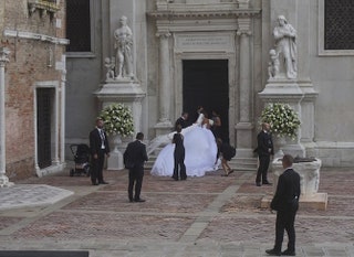 Невеста на входе в церковь.
