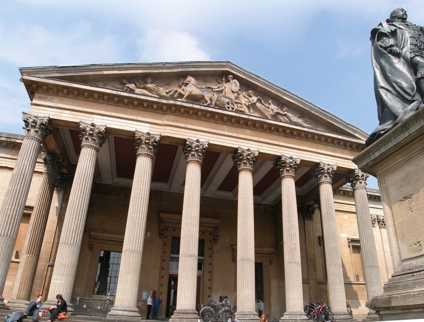 Музыкальное отделение университета легко спутать с Британским музеем.